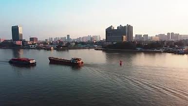 广州珠江水域货轮交通运输视频的预览图